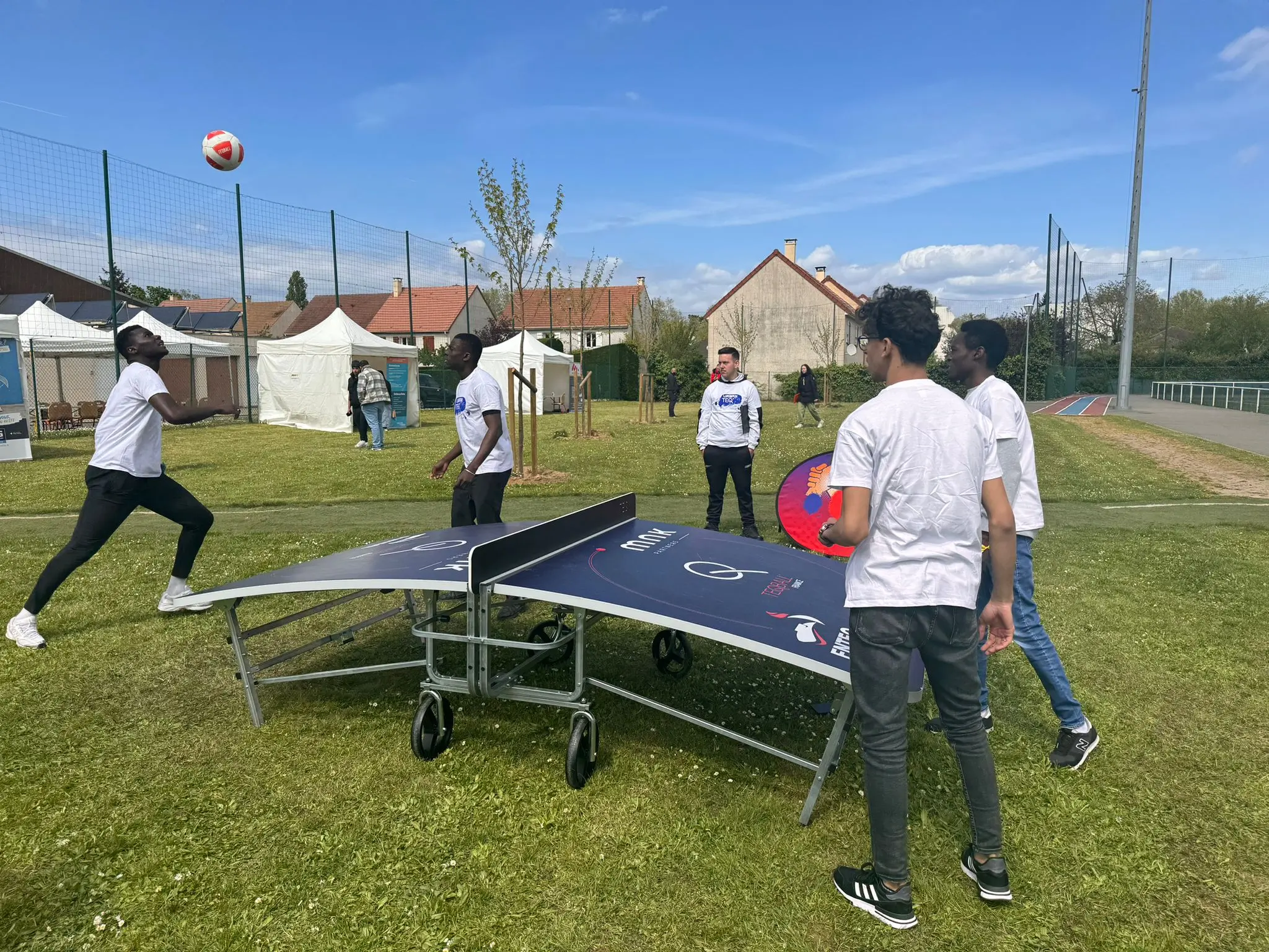 Les Jeunes et les Employeurs autour d'une table de Teqball 1 Teqball 1